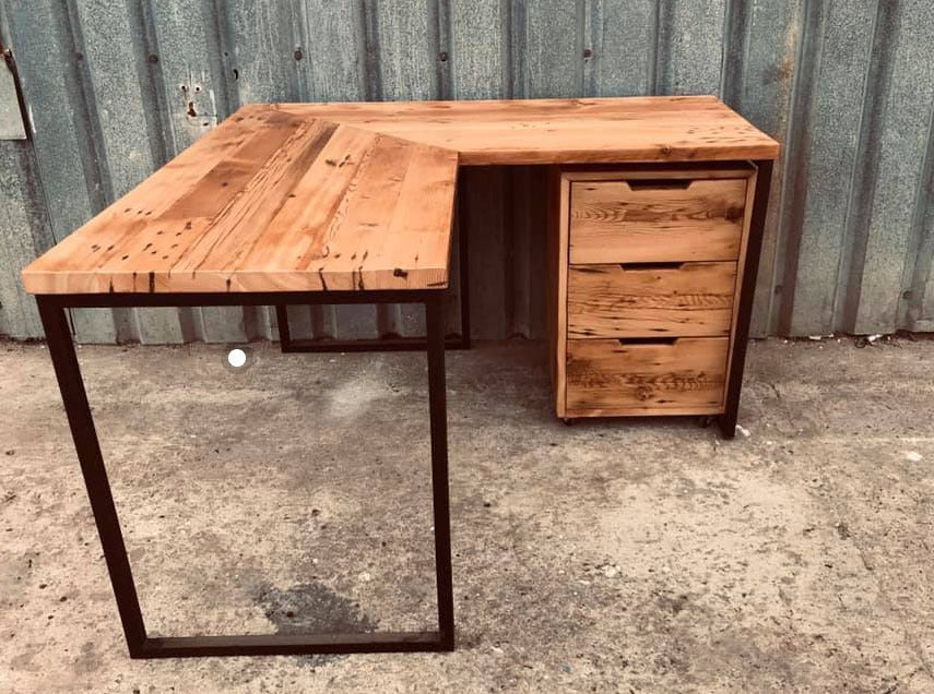 Custom made oregan L-shaped desk with black metsl legs.